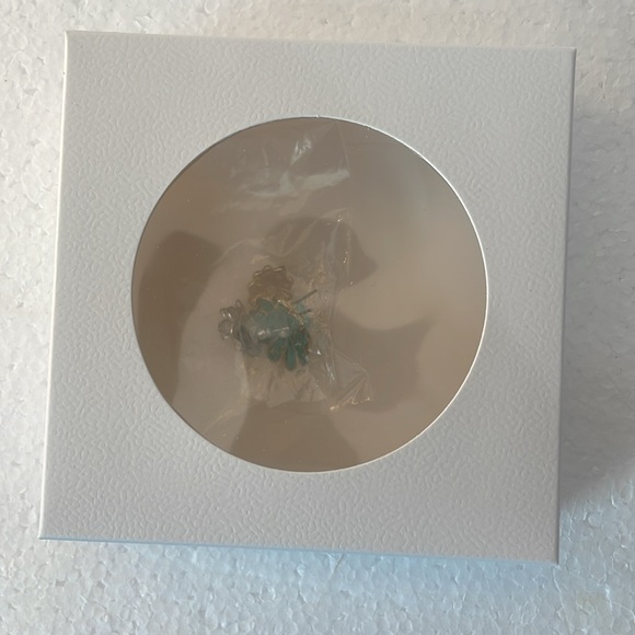 Bundle of 4 vintage flower stud earrings for pierced ears - Picture 10 of 10